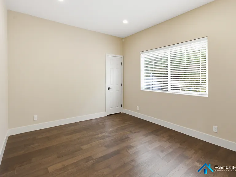 5744 1/2 Allott Ave — Photo 9