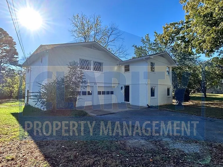 912 Fairmont Ave NW — Photo 2