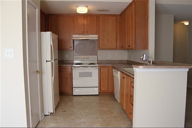 2nd image of 539 Railway Pl SW