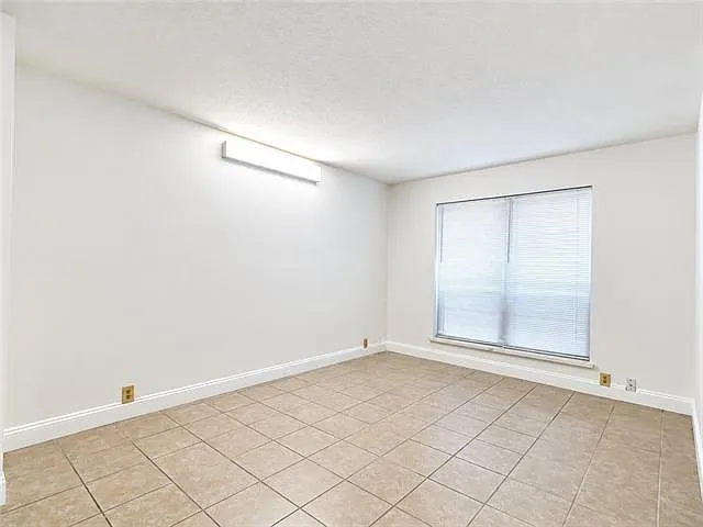 3320 N Arnoult Rd — Photo 2