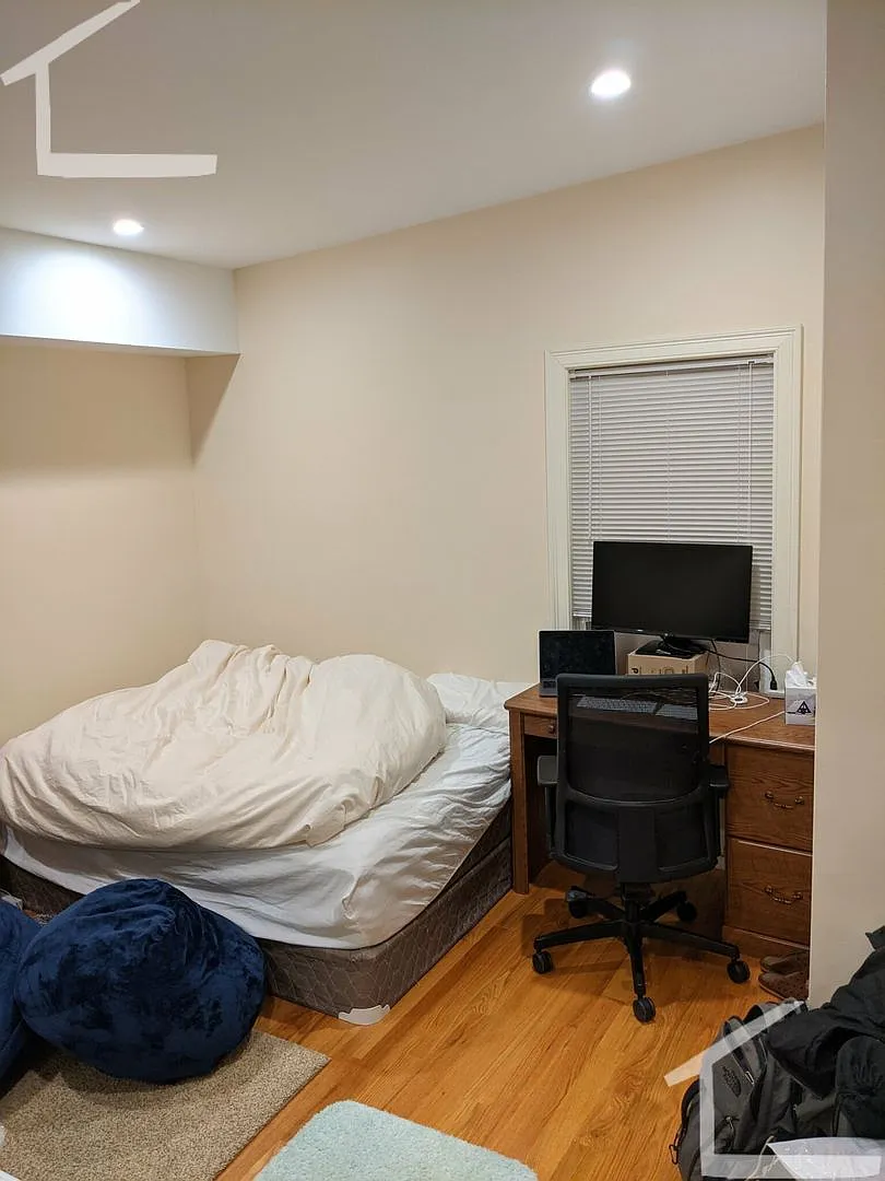 Charming 4 Bedroom-No broker Fee — Photo 2