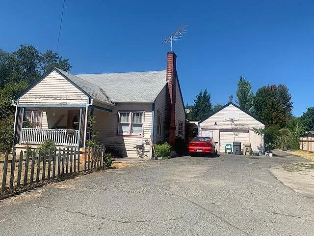 1616 SW G St photo 1