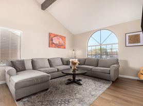 613 W Summit Pl