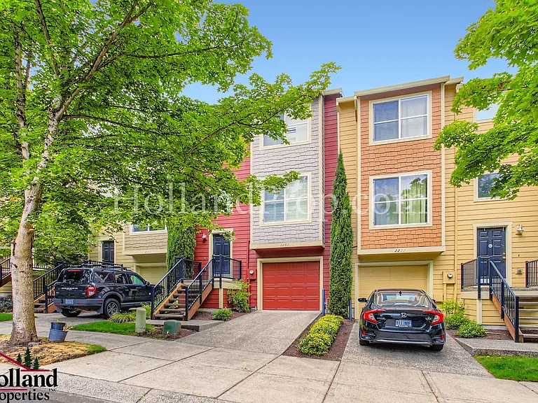 2287 NE Sheffield Ave — Photo 1