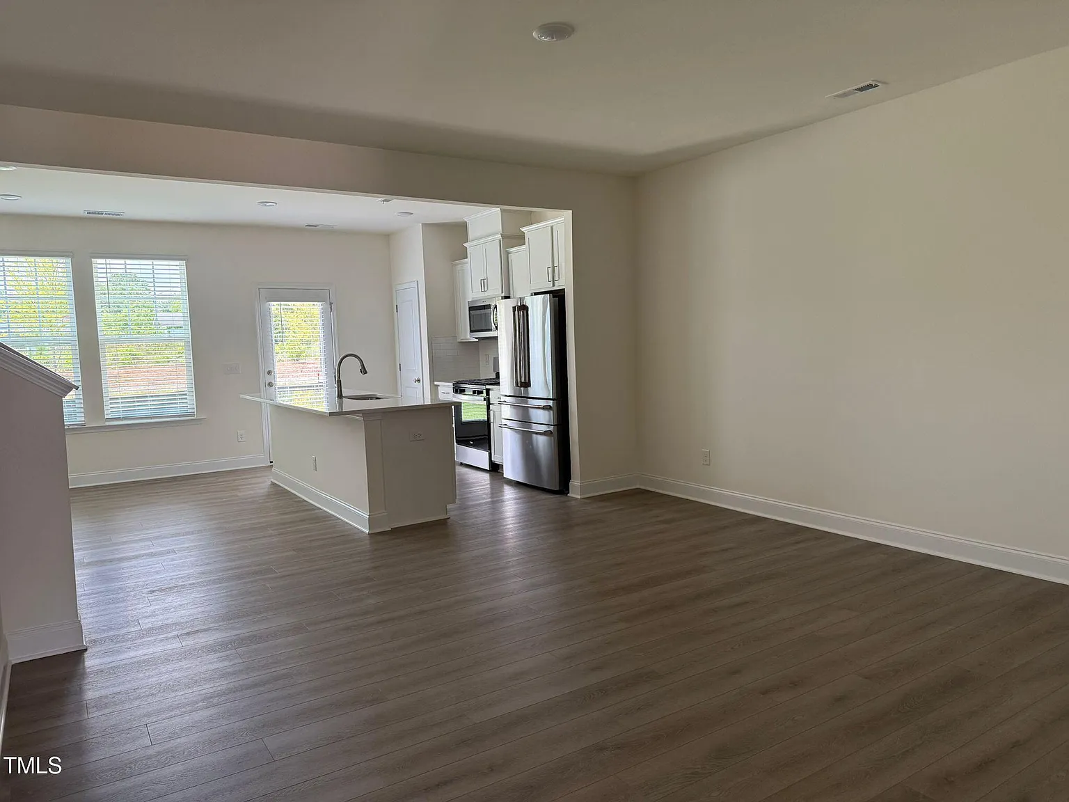 3 bed, 2.5 bath, 1576 sqft, $1,670 — Photo 3