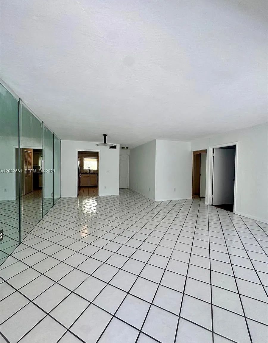 Boca Capri Condo Apts Sly — Photo 2
