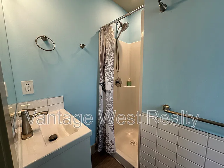 690 Kingsway Ave — Photo 14