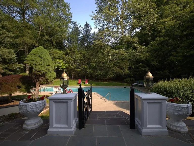 200 Hillside Ave — Photo 36