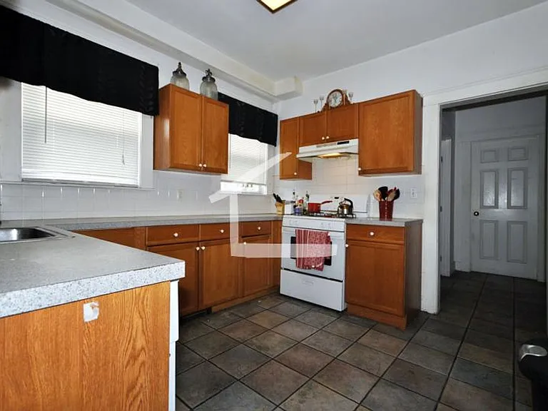 144 Brooks St #1 — Photo 5