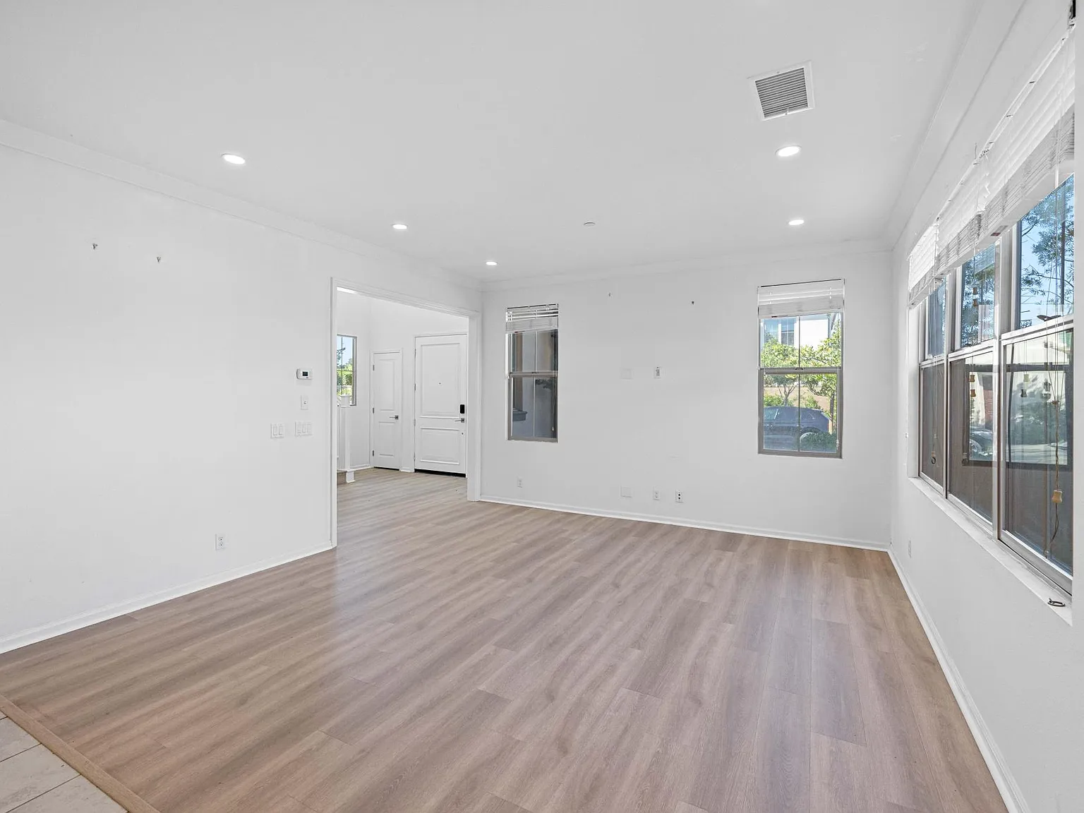 3 bed, 2.5 bath, 1810 sqft, $4,900 — Photo 4