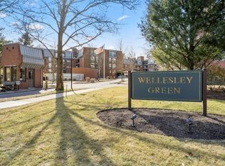 85 Grove St APT 302, Wellesley, MA 02482