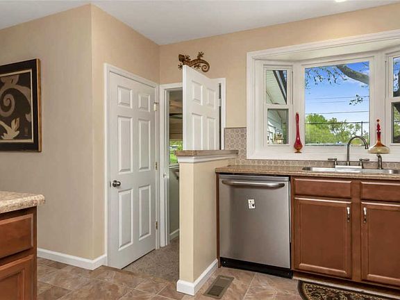 5th image of 985 Manresa Ln
