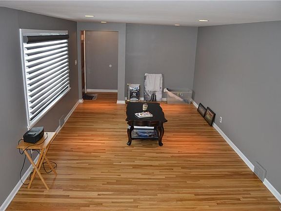 3rd image of 51 Colonial Dr