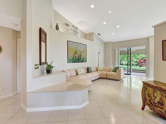 4th image of 7589 Lexington Club Boulevard #B