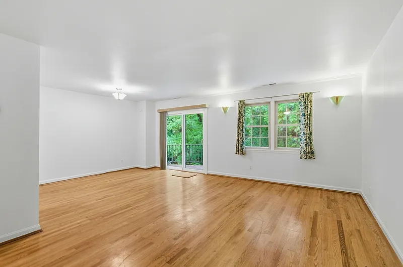 3 bed, 2.5 bath, 2091 sqft, $2,600 — Photo 4
