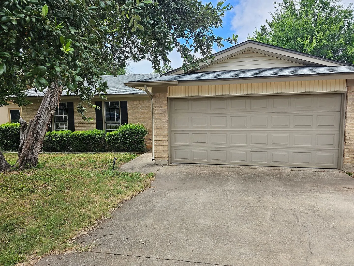 Lovely 3/2 in a great location! — Photo 1