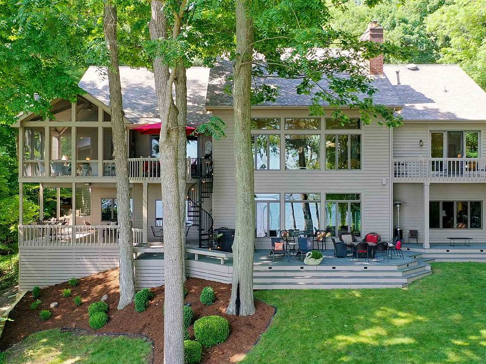 Beautiful Lakefront Oasis