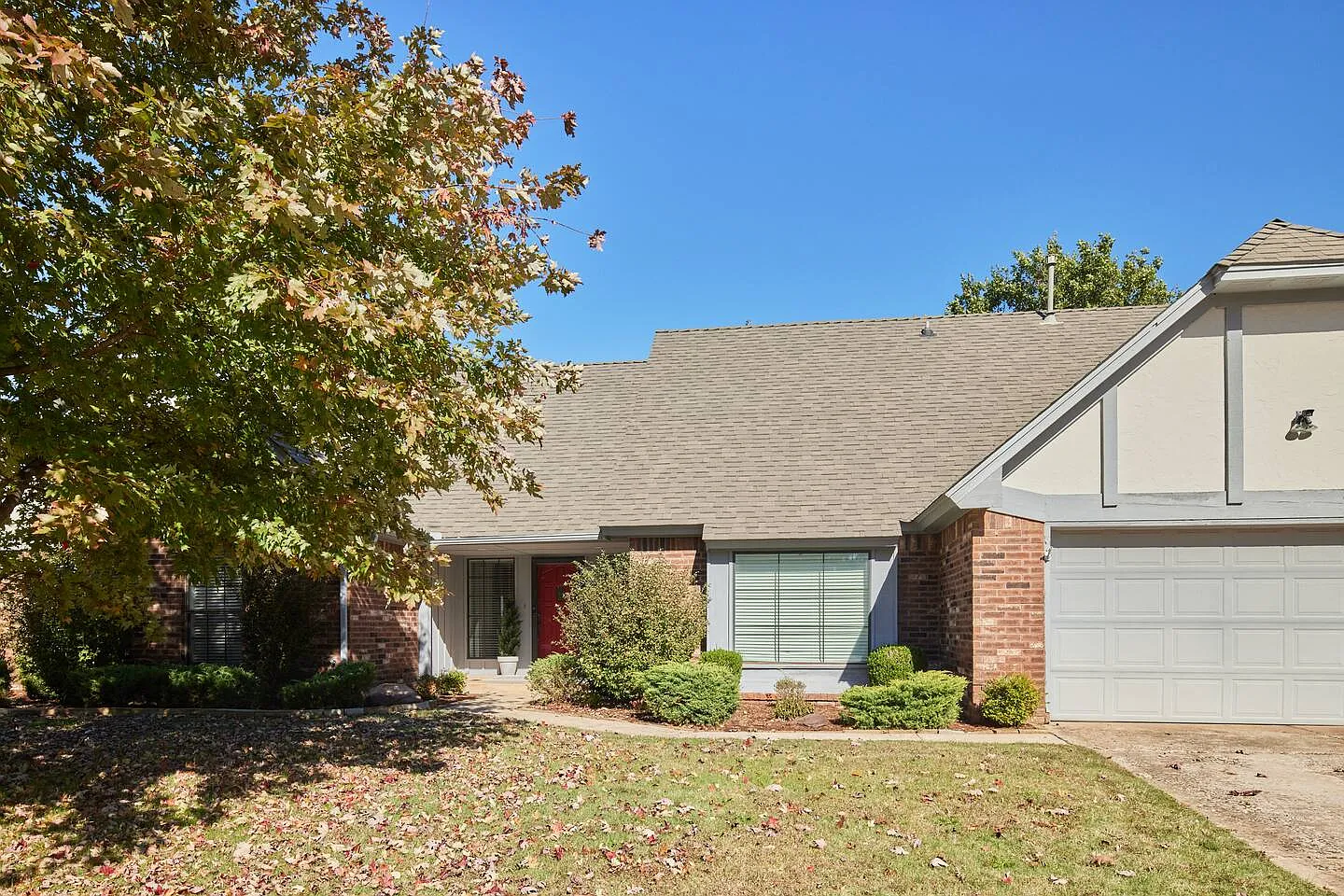 3 bed, 2.5 bath, 2211 sqft, $3,200 — Photo 2