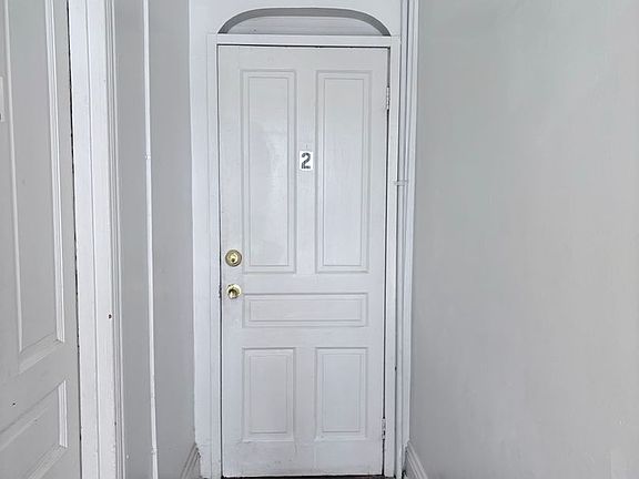 2nd image of 613 W King St APT 2