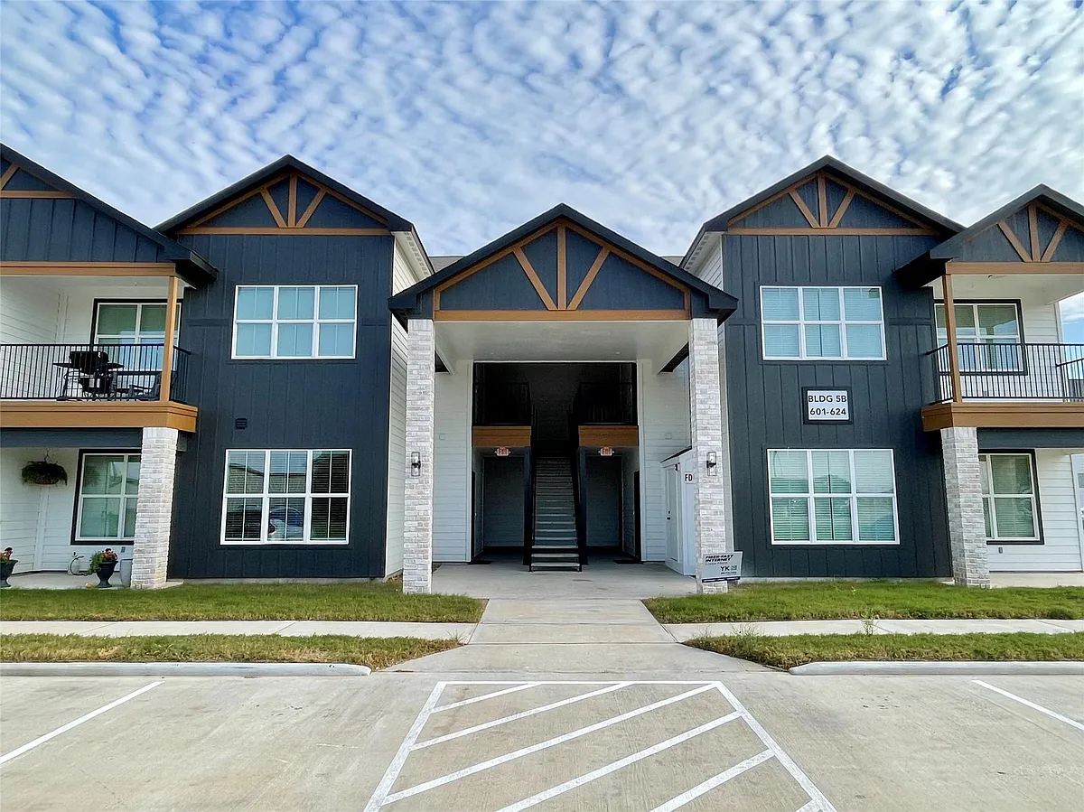 Building Photo - 802 W Loop