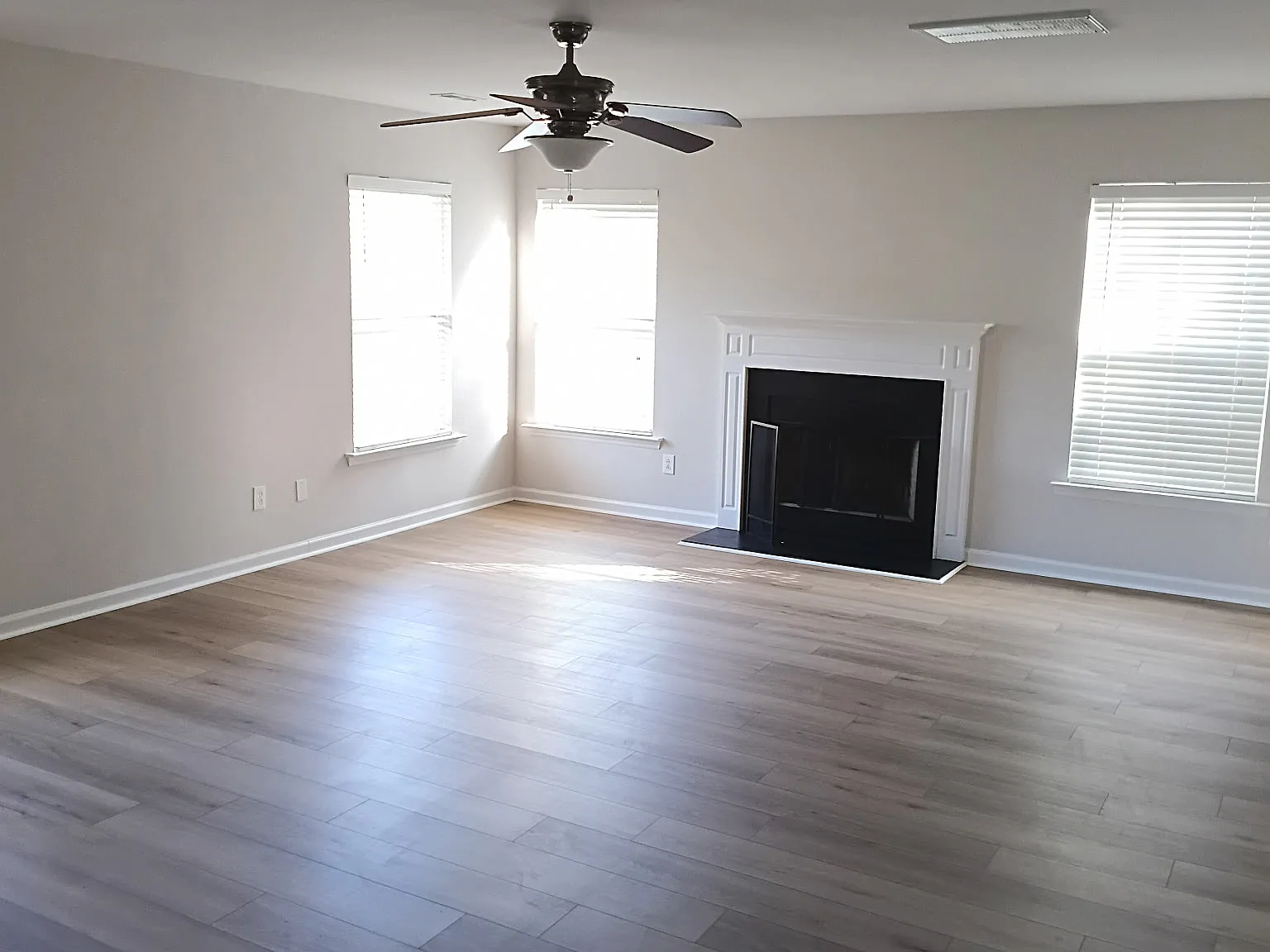 3 bed, 2.5 bath, 2524 sqft, $2,200 — Photo 3