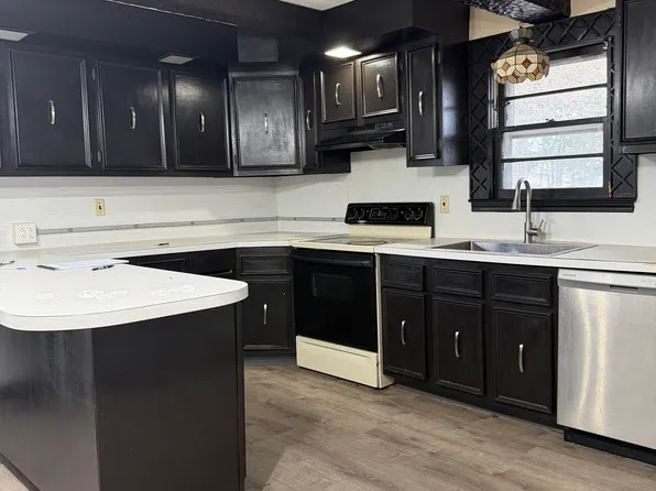 16 Saint Lawrence St, Manchester, CT 06040