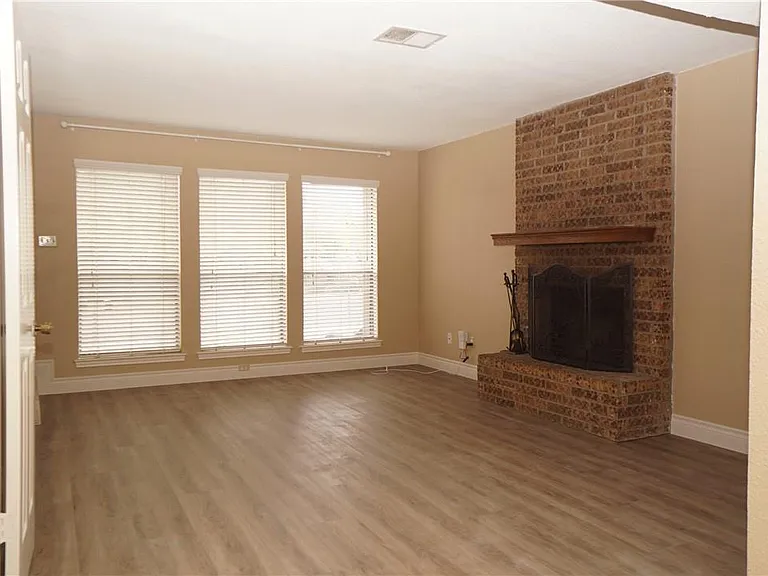 6525 Hart Ln — Photo 5