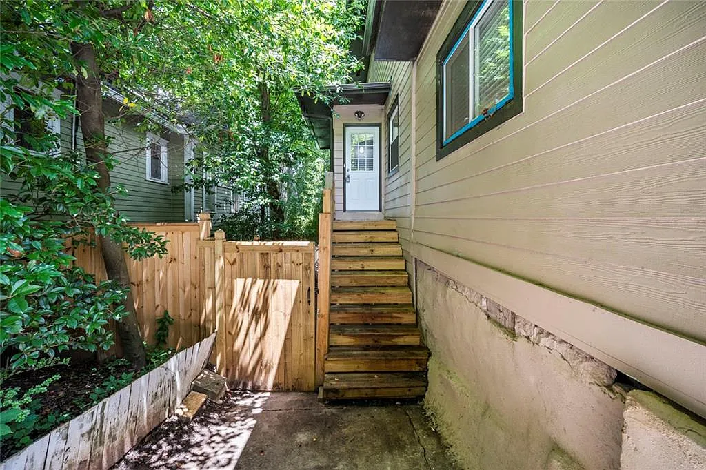 3 bed, 1.0 bath, 750 sqft, $3,000 — Photo 2
