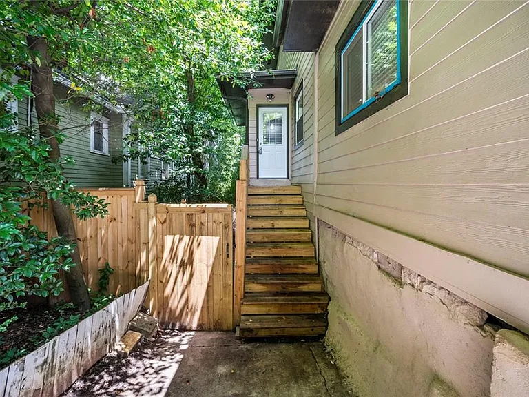 1126 Briarcliff Pl NE #1 — Photo 2