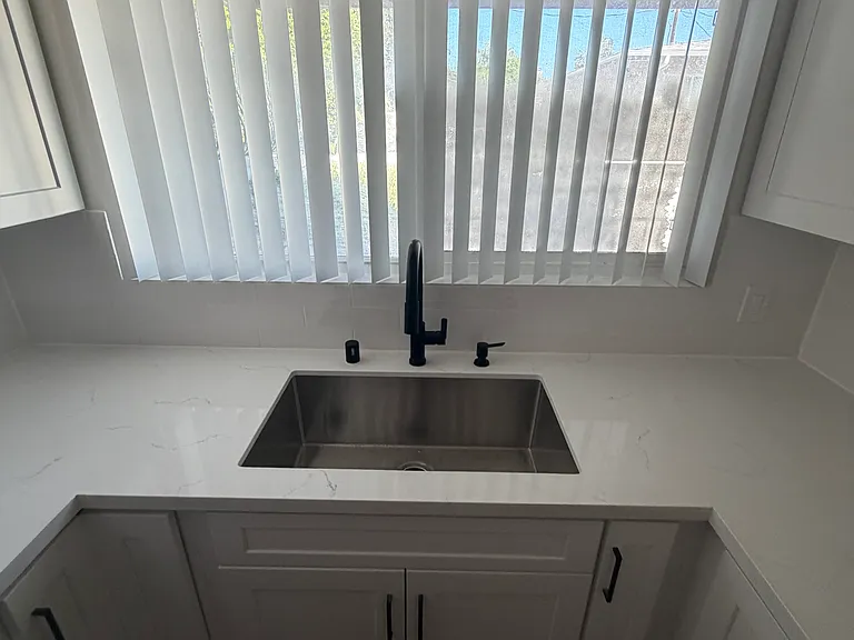 2733 Montrose Ave #7 — Photo 9