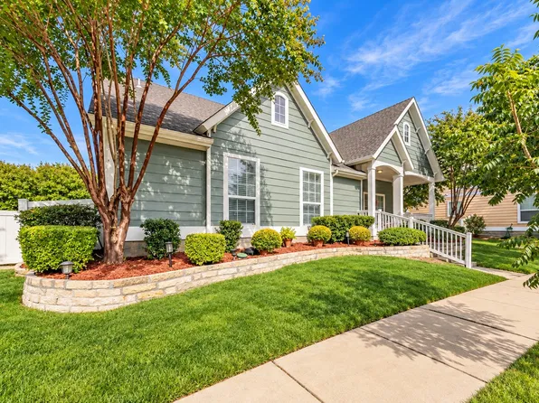 1009 Greenview Ln, Aubrey, TX 76227