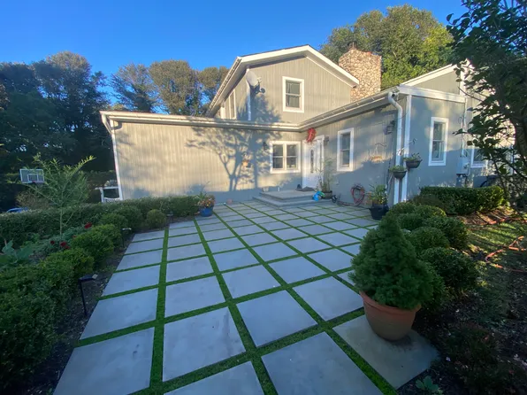 https://photos.zillowstatic.com/fp/80043882bc125514bf2fa03d470eaaf6-p_e.webp