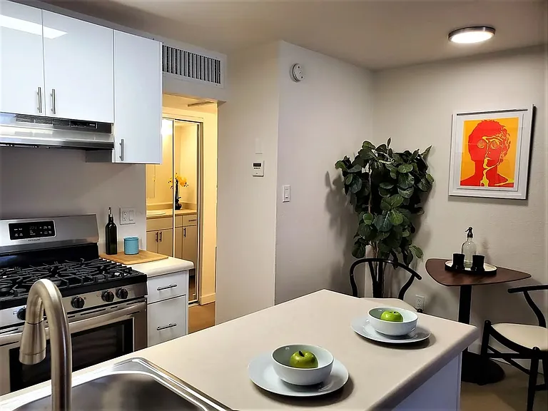 The Loreto Apartments — Photo 16