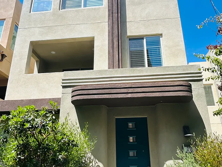 233 Carmine — Photo 1