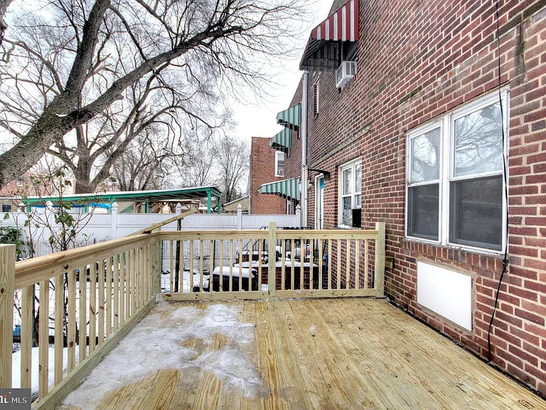 1327 Jackson St — Photo 4