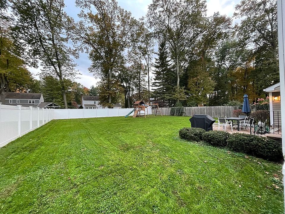 2nd image of 15 Iroquois Rd