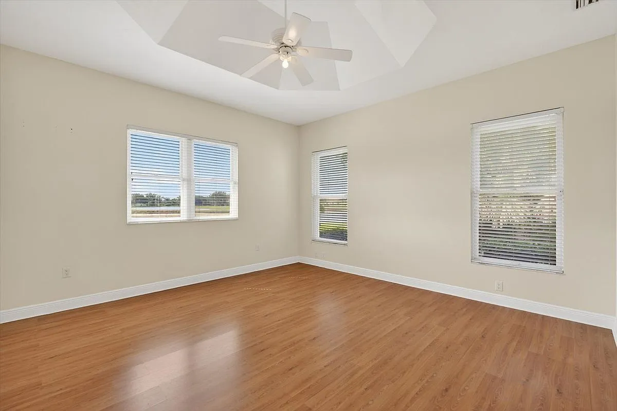 6 bed, 3.0 bath, 4429 sqft, $6,000 — Photo 3