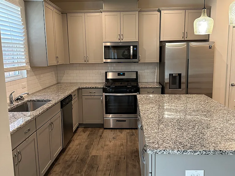 1128 Grenshaw Dr — Photo 2