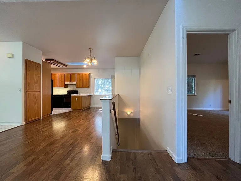 1146 Vista Dr — Photo 6