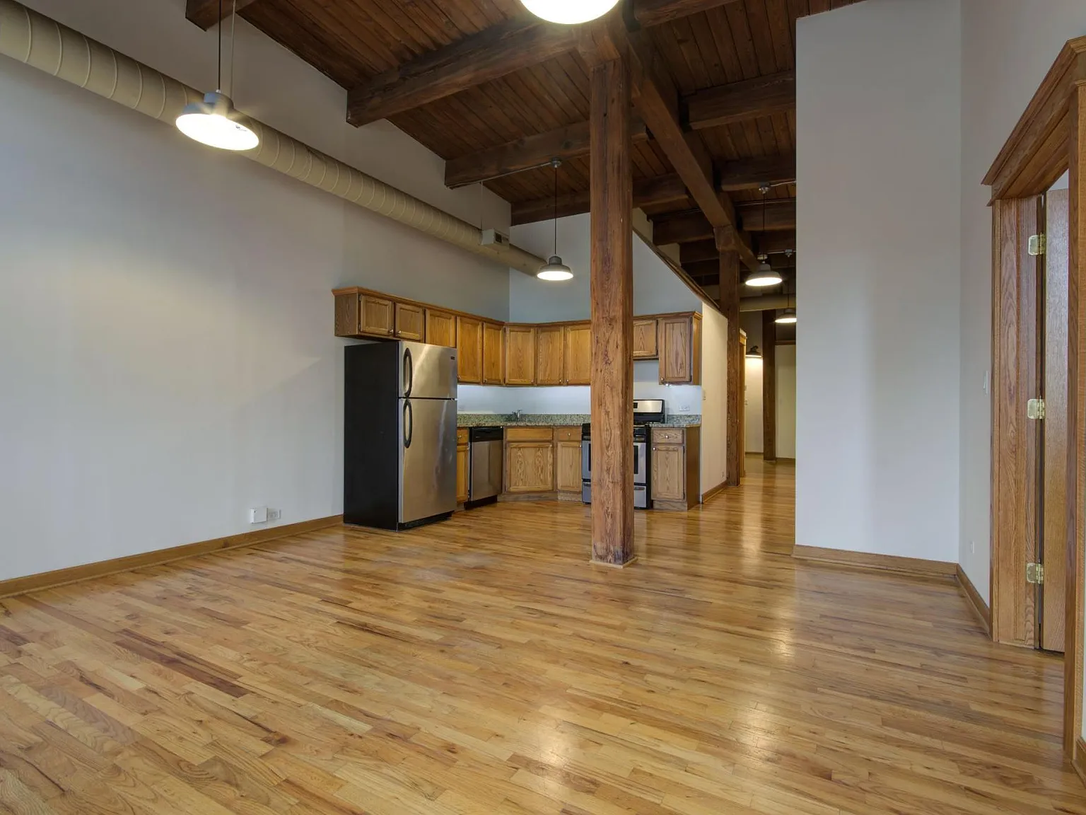 3 bed, 1300 sqft, $4,545 — Photo 4