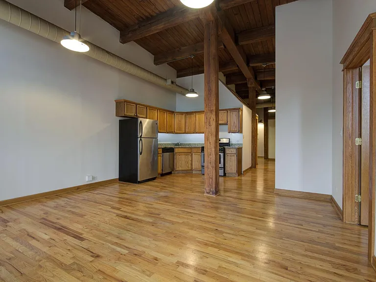 216 N May St #402 — Photo 4
