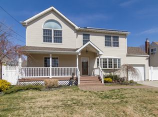 947 N Erie Ave, Lindenhurst, NY 11757