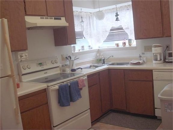 4th image of 7026 Foxmont Ln