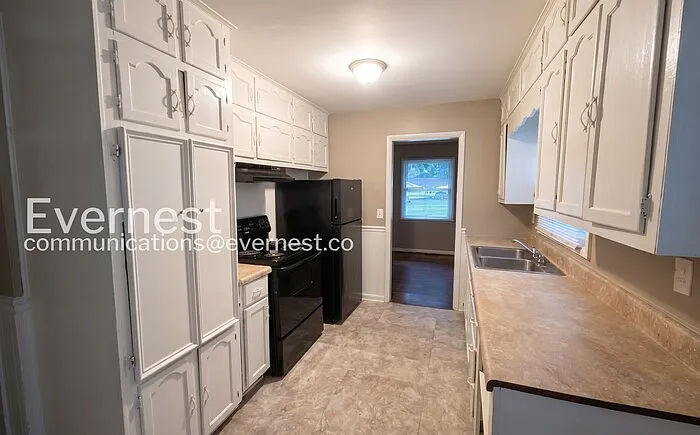 317 Westwood Dr — Photo 2