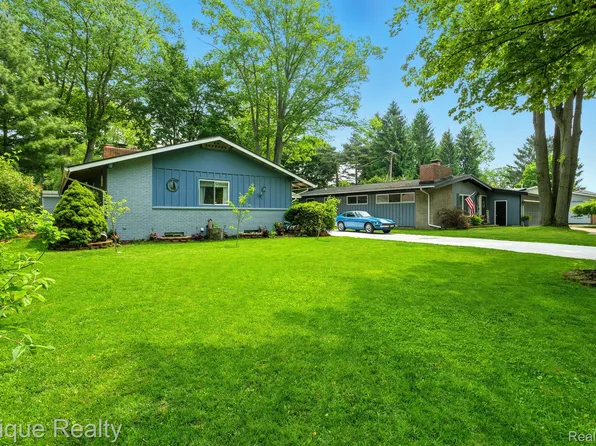 2840 Monticello Dr, Port Huron, MI 48060