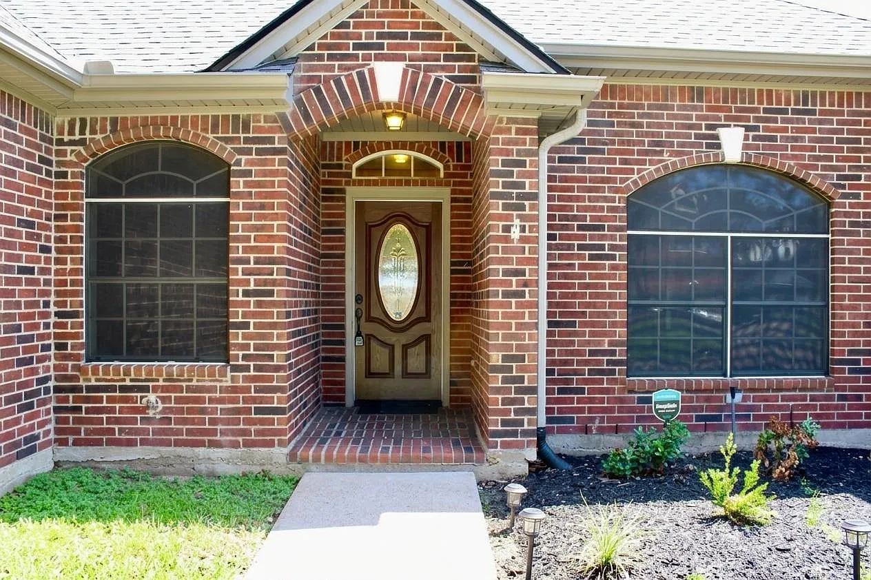 3 bed, 3.0 bath, 2003 sqft, $2,200 — Photo 3