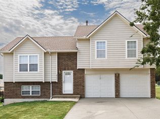 2100 Rock Creek Dr, Tonganoxie, KS 66086