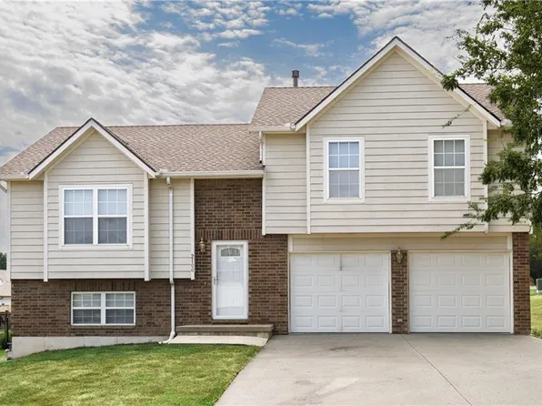 2100 Rock Creek Dr, Tonganoxie, KS 66086