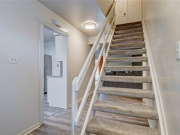 4th image of 2 Glouchester Cir
