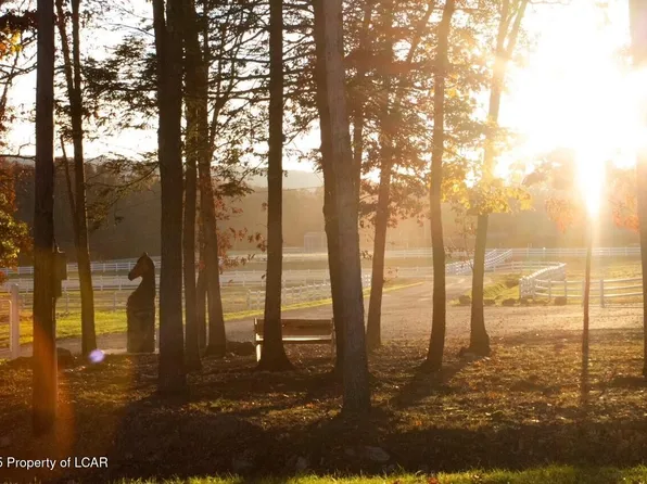 138 Honeysuckle Dr, Hazleton, PA 18202